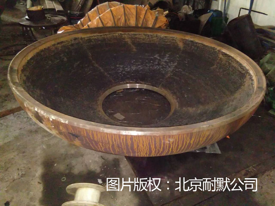 碳化鉻復(fù)合式耐磨鋼板的生產(chǎn)現(xiàn)狀 碳化鉻復(fù)合式耐磨鋼板的生產(chǎn)現(xiàn)狀